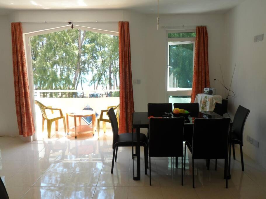 Sea Front 2 Bedrooms Apartment Flic en Flac Ngoại thất bức ảnh